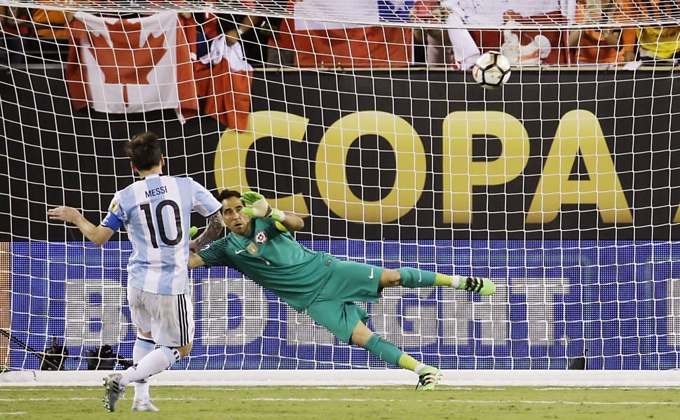 Messi batendo o primeiro pênalti contra o Chile, na final da Copa América de 2016.