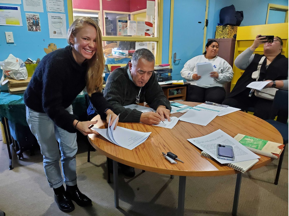 Kaja Wasik working with members of the Pukapukan community of Auckland (Aotearoa New Zealand) from the Cook Islands Atoll to finalize the research design and benefit- sharing agreements for a project with Variant Bio.