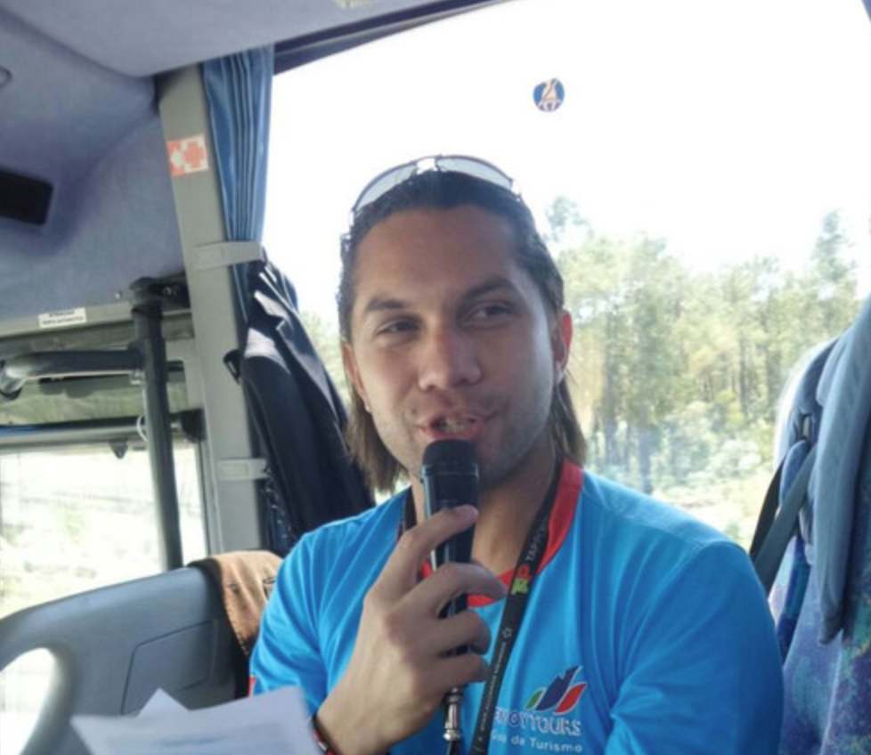 Fabio Romero segurando microfone em ônibus de excursão