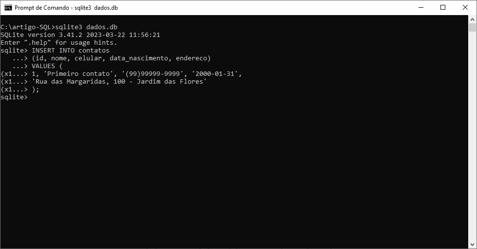 Prompt de comandos do SQLite com o comando para inserir um registro na tabela contatos