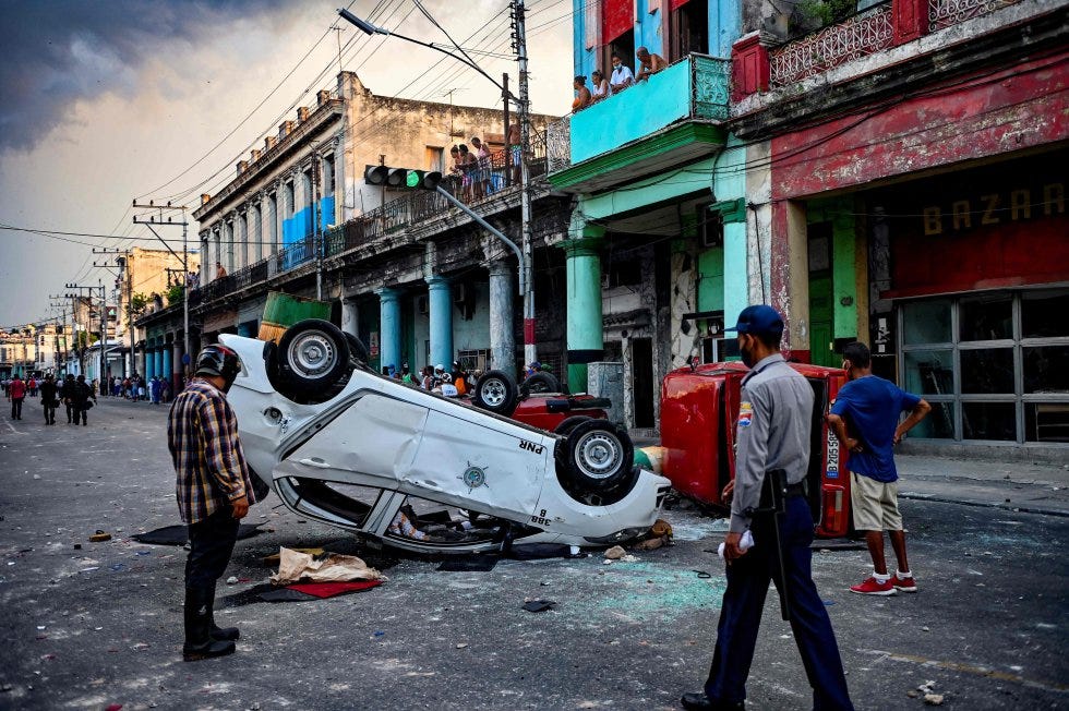 Un vehículo de policía volcado durante las protestas en La Habana, 11.07.2021. YAMIL LAGE AFP