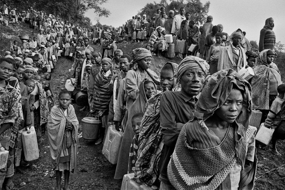 Refugiados ruandeses em fila para a distribuição de água em 1994. Créditos: Sebastião Salgado