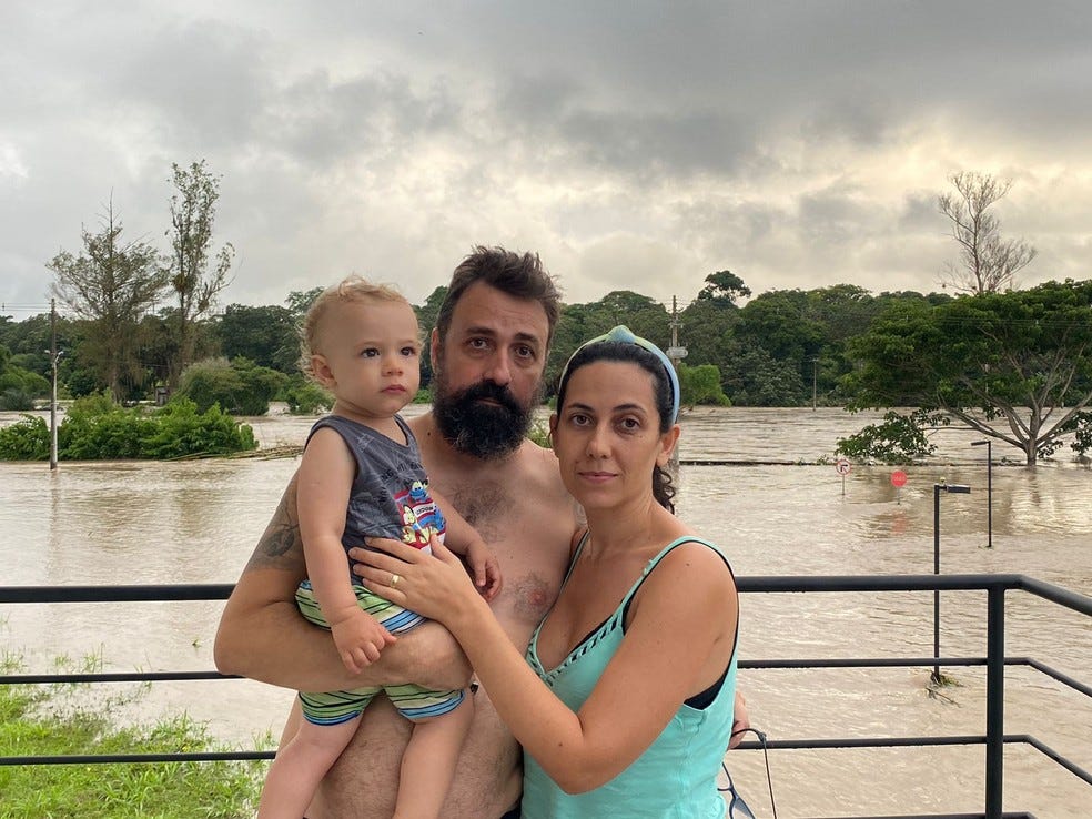 Fábio Corniani e da esposa dele, Vivian Corneti e o filho Matteo, de 1 ano, ficaram ilhados no condomínio. — Foto: Fábio Santos / TV Globo
