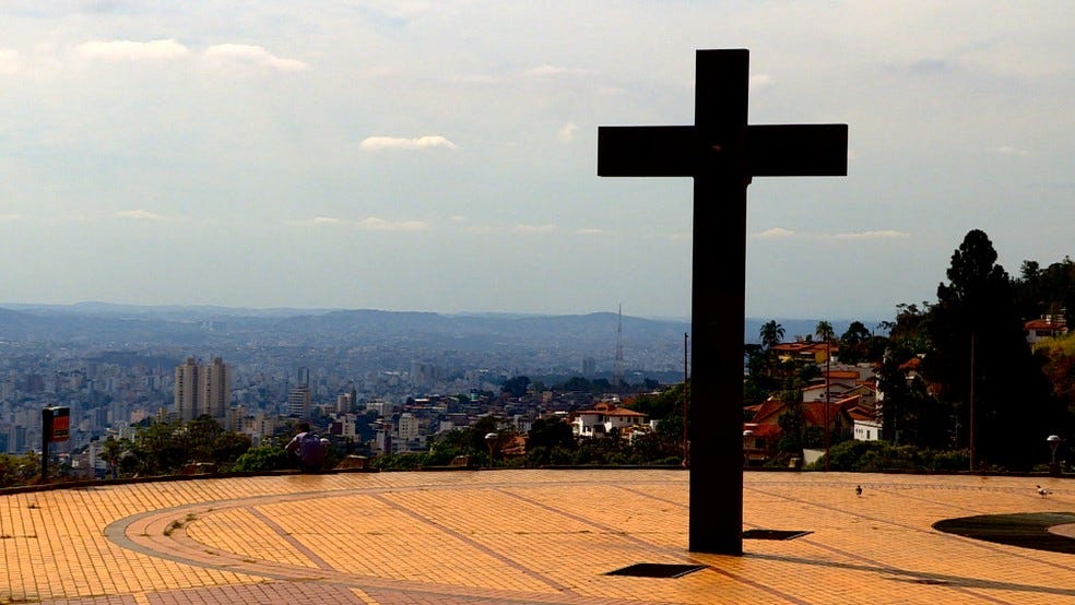 Praça do papa em Belo Horizonte. Vista da cruz que é um monumento no local com a cidade ao fundo