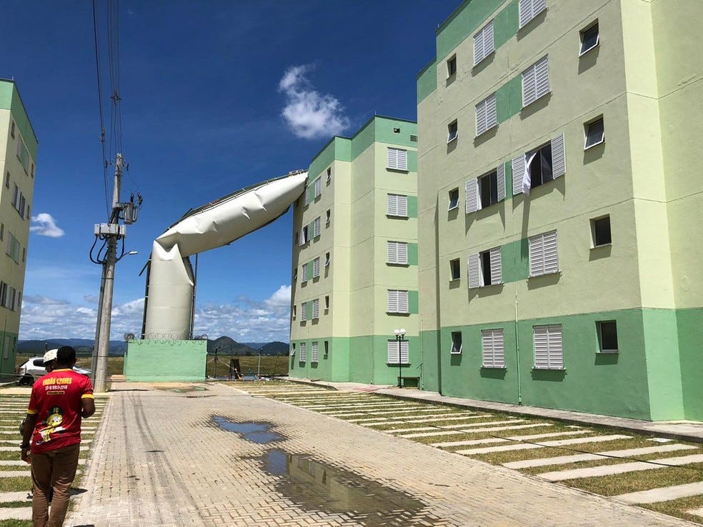 Caixa d’água rompeu e caiu em cima de prédio em condomínio