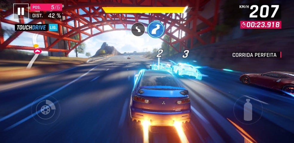 Tela do jogo de celular Asphalt, com o carro do jogador perseguindo outros dois adversários em uma pista.