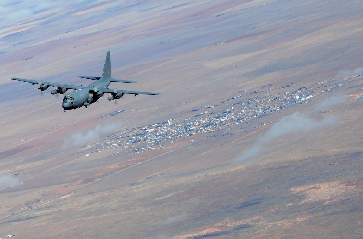 Sobre estas líneas, un AC-130W durante una misión de entrenamiento. En la cabecera, el cañón de 105 milímetros del AC-130H. Fotos del Ejército del Aire estadounidense.