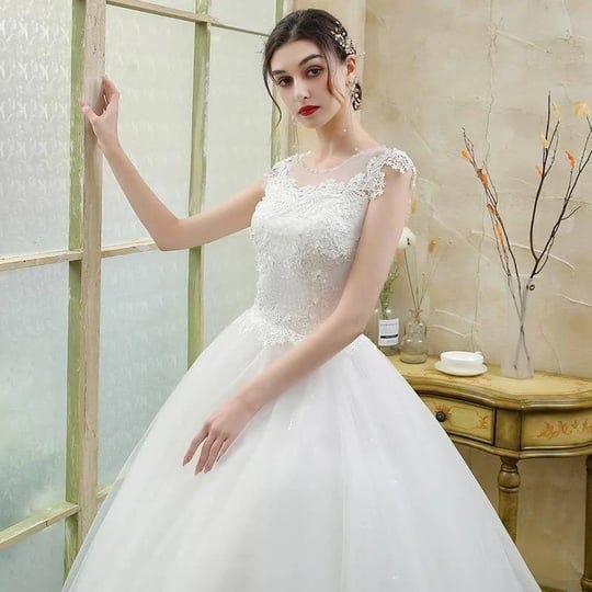 elegant-lace-up-sleeveless-wedding-dress-for-plus-size-brides-1