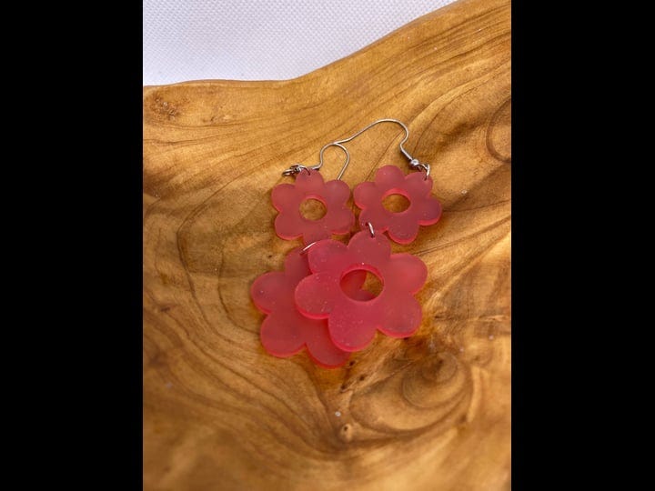 pink-acrylic-daisy-earrings-1