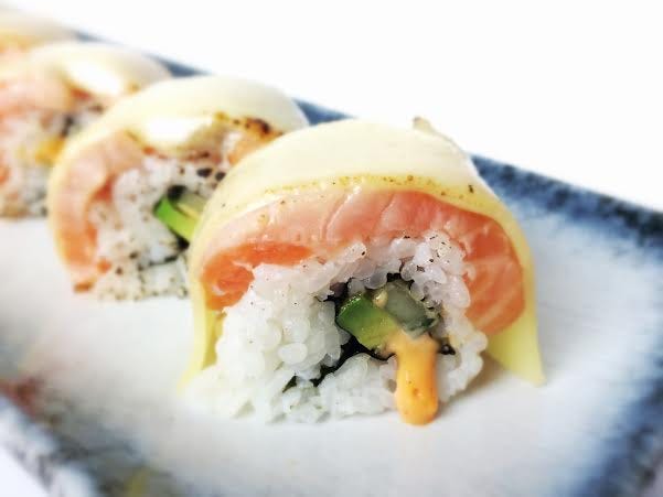 sushi met zalm en gesmolten kaas