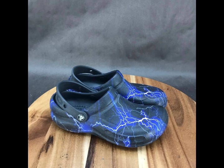 crocs-bistro-slip-resistant-clogs-womens-8-black-blue-graphic-lightning-shoes-1