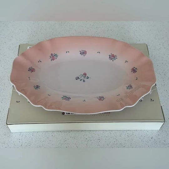 le-creuset-dining-nible-creuset-32cm-elegant-frill-oval-plate-ballerina-pink-color-pink-size-os-pm-3-1