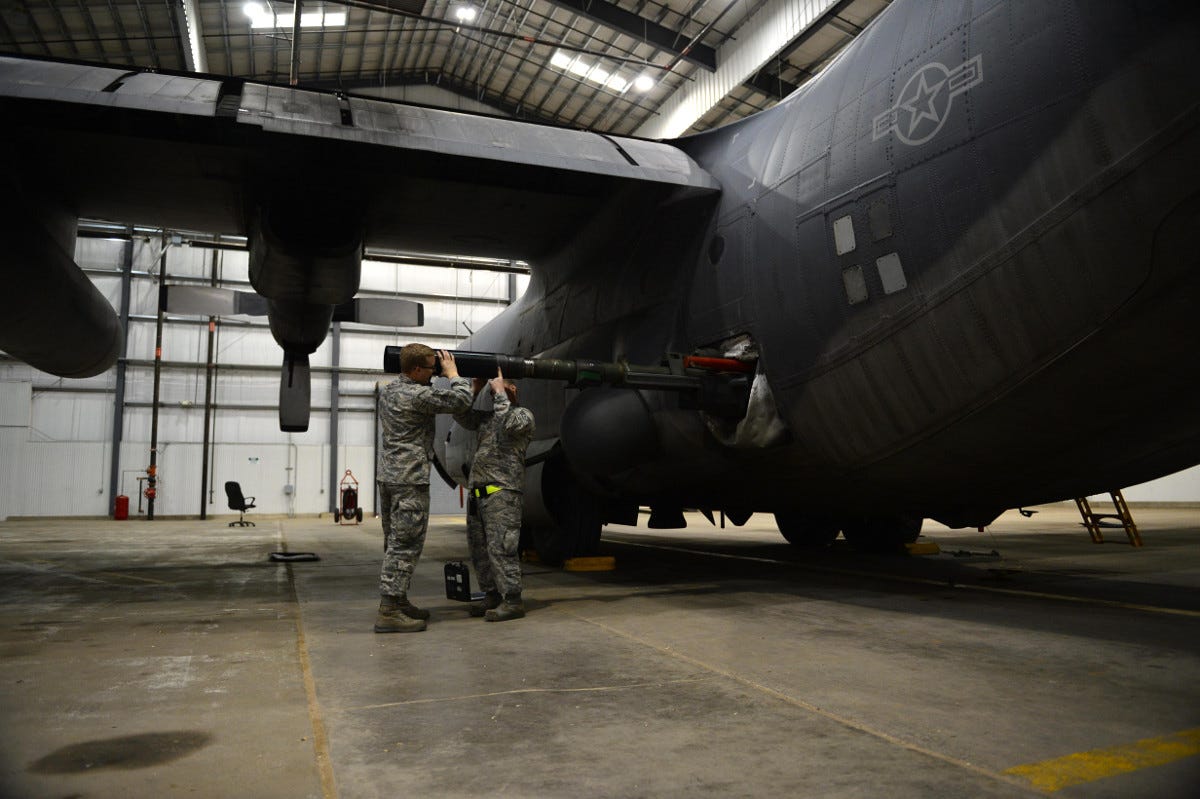 Varios aviadores trabajan en un cañón de AC-130H. Foto del Ejército del Aire estadounidense.