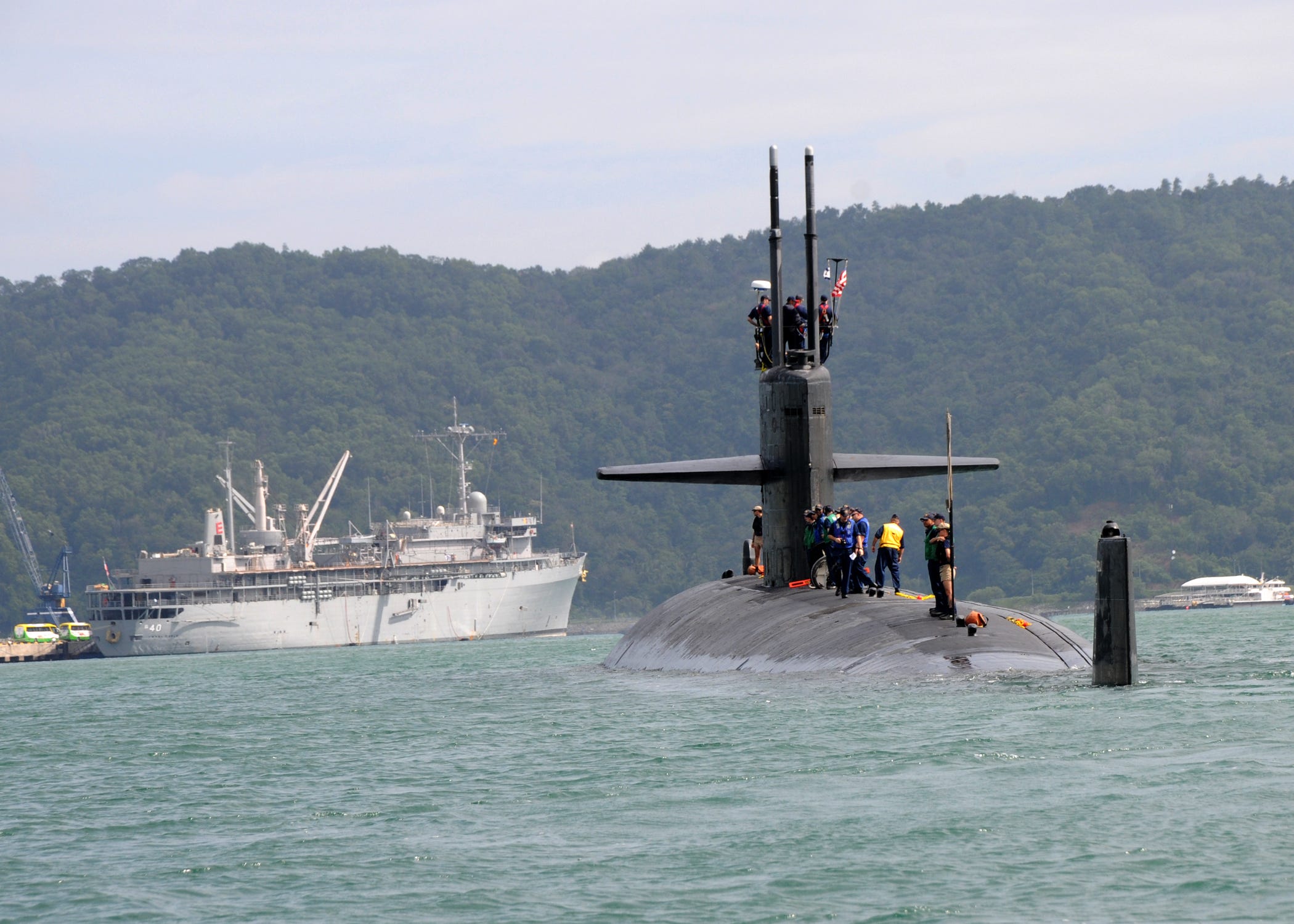 The Los Angeles-class fast attack submarine USS Houston approaches the submarine tender USS Frank Cable. Frank Cable conducts maintenance and support of submarines and surface vessels deployed in the U.S. 7th Fleet area of responsibility. (U.S. Navy photo by Petty Officer 2nd Class Catherine Bland)