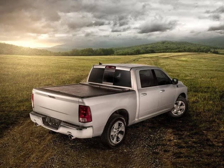 roll-n-lock-lg151m-m-series-tonneau-cover-1