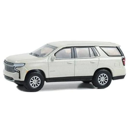 greenlight-collectibles-showroom-floor-series-4-2023-chevrolet-tahoe-premier-in-iridescent-pearl-tri-1