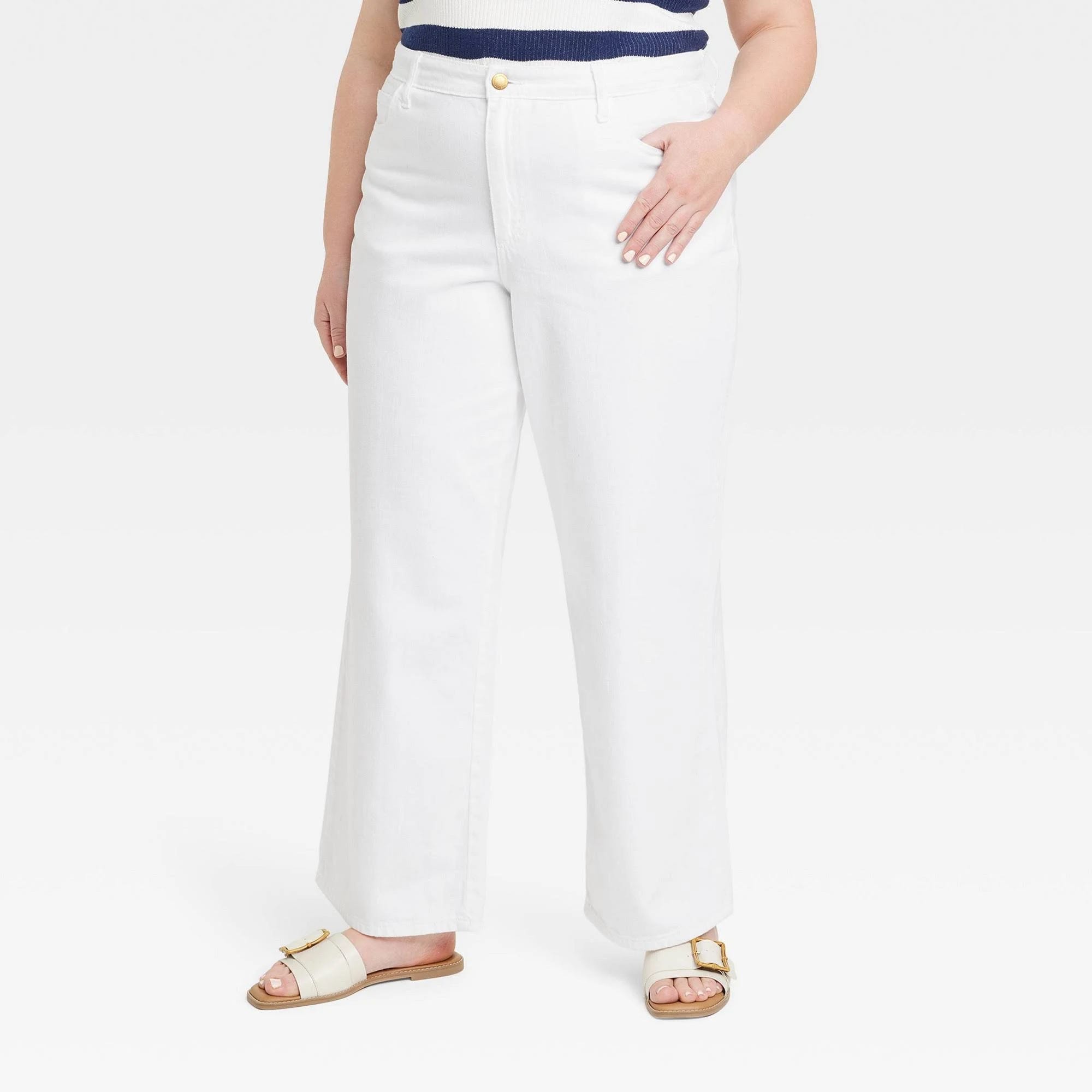 Elegant White Wide-Leg High-Rise Jeans for Women | Image