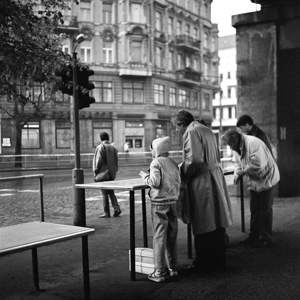ÔLatent FissuresÕ is an exhibition of 27 photographs taken in black and white by Jorge Andres Castillo that show the life of West and East Berlin prior to the fall of the Wall. It takes a socialist look from the street before any hint of the cracks that were about to happen behind the Iron Curtain.
