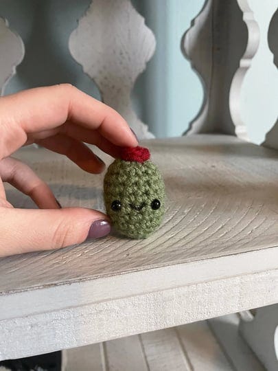 kelsiemakes-crochet-amigurumi-olive-keychain-plush-toy-1