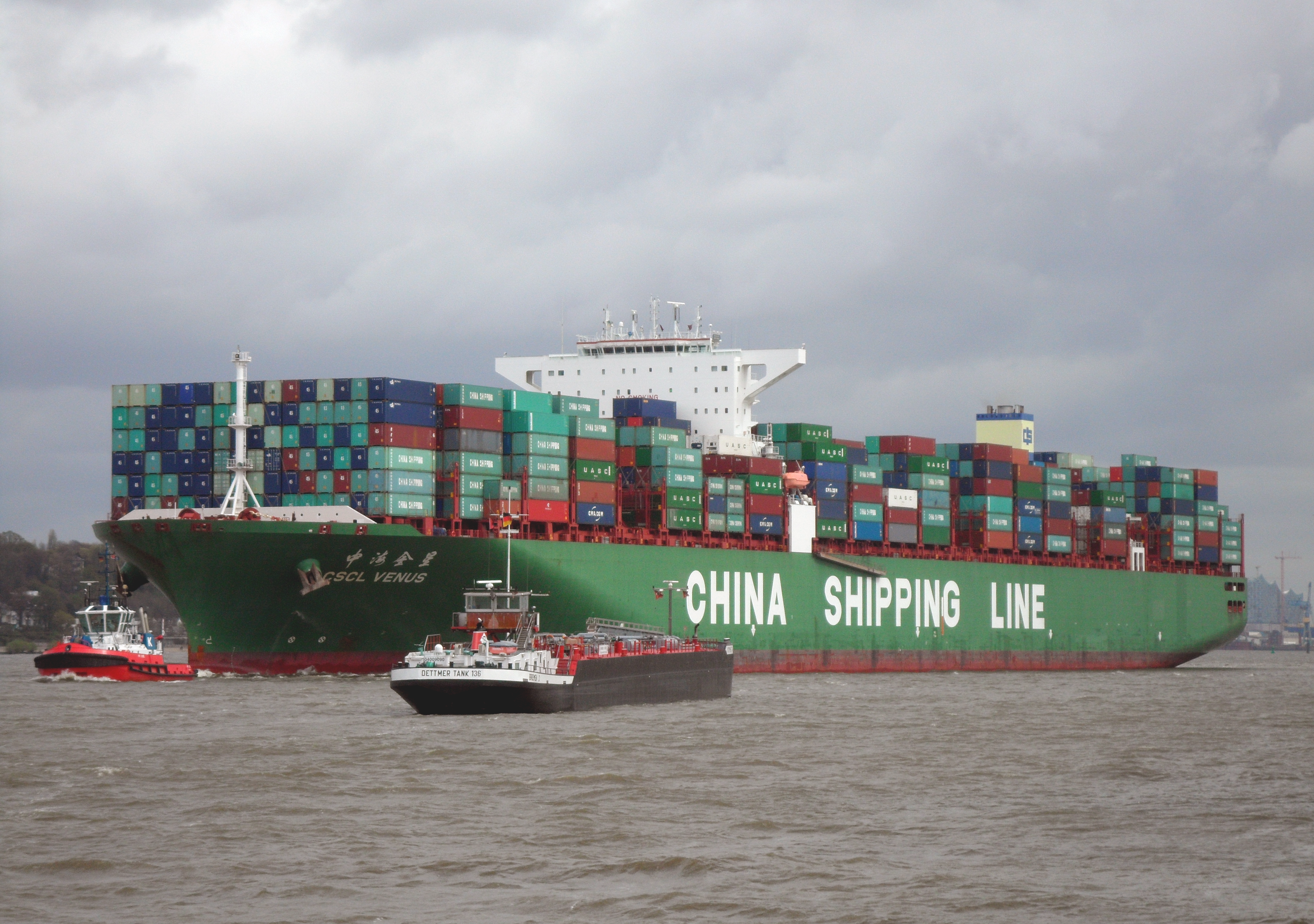 Container_ship_CSCL_Venus_of_the_China_Shipping_Line_outgoing_Hamburg_in_April_2014