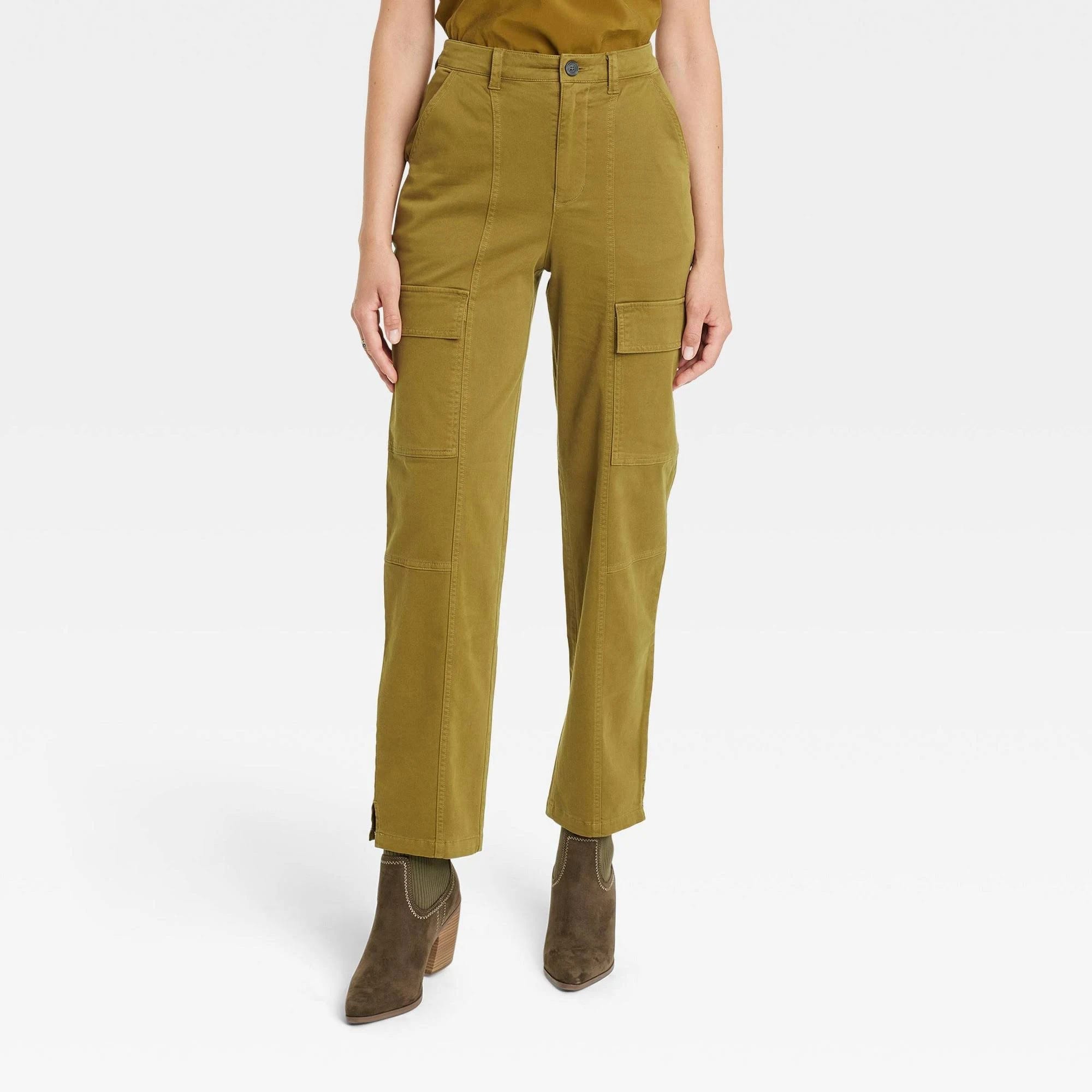 Comfortable High-Rise Utility Cargo Pants in Universal Green | Image