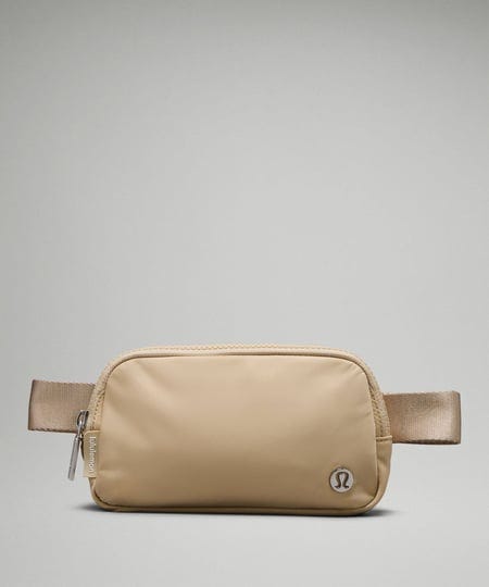 lululemon-everywhere-belt-bag-mini-black-1