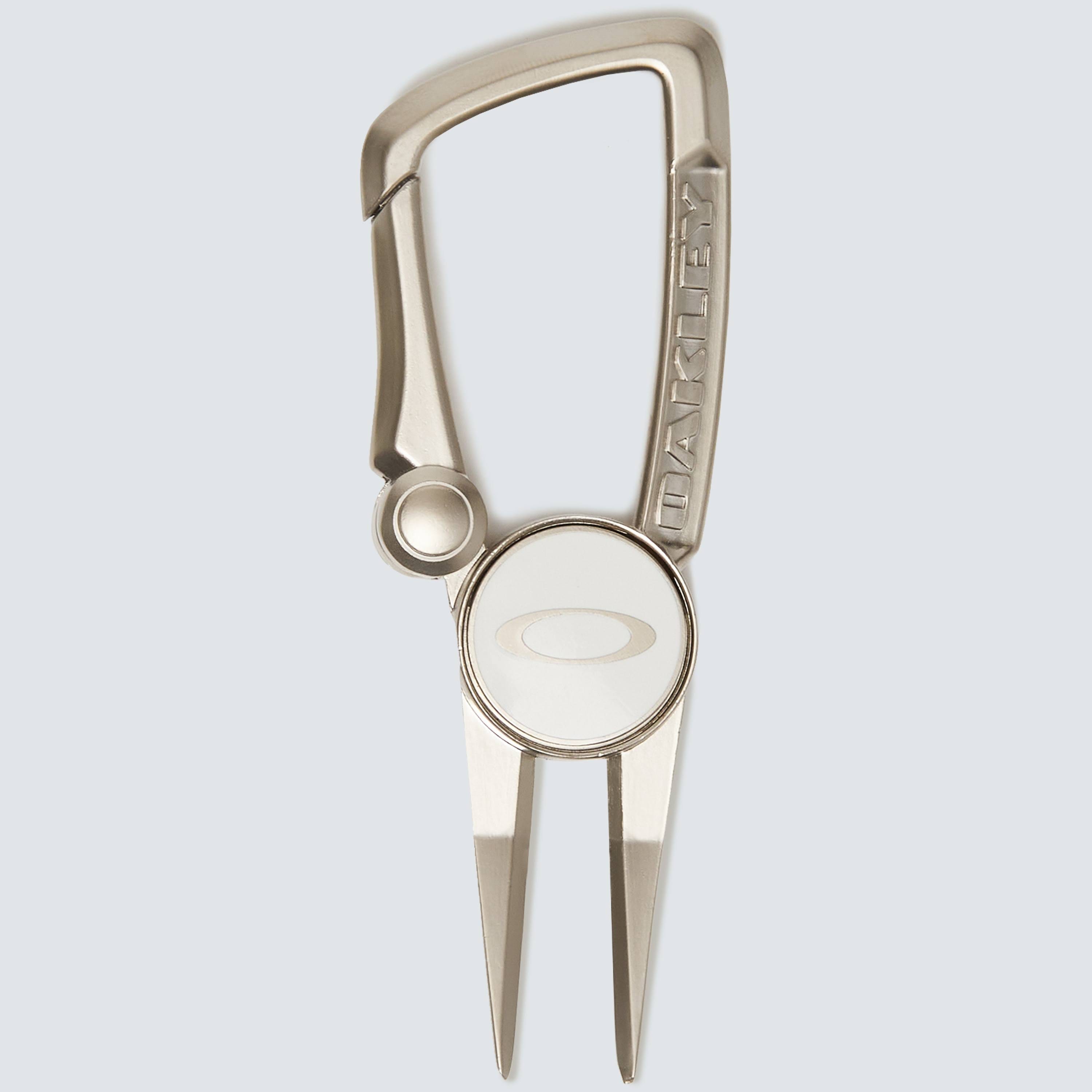 Oakley Golf Divot Tool for Quick and Easy Repair | Image