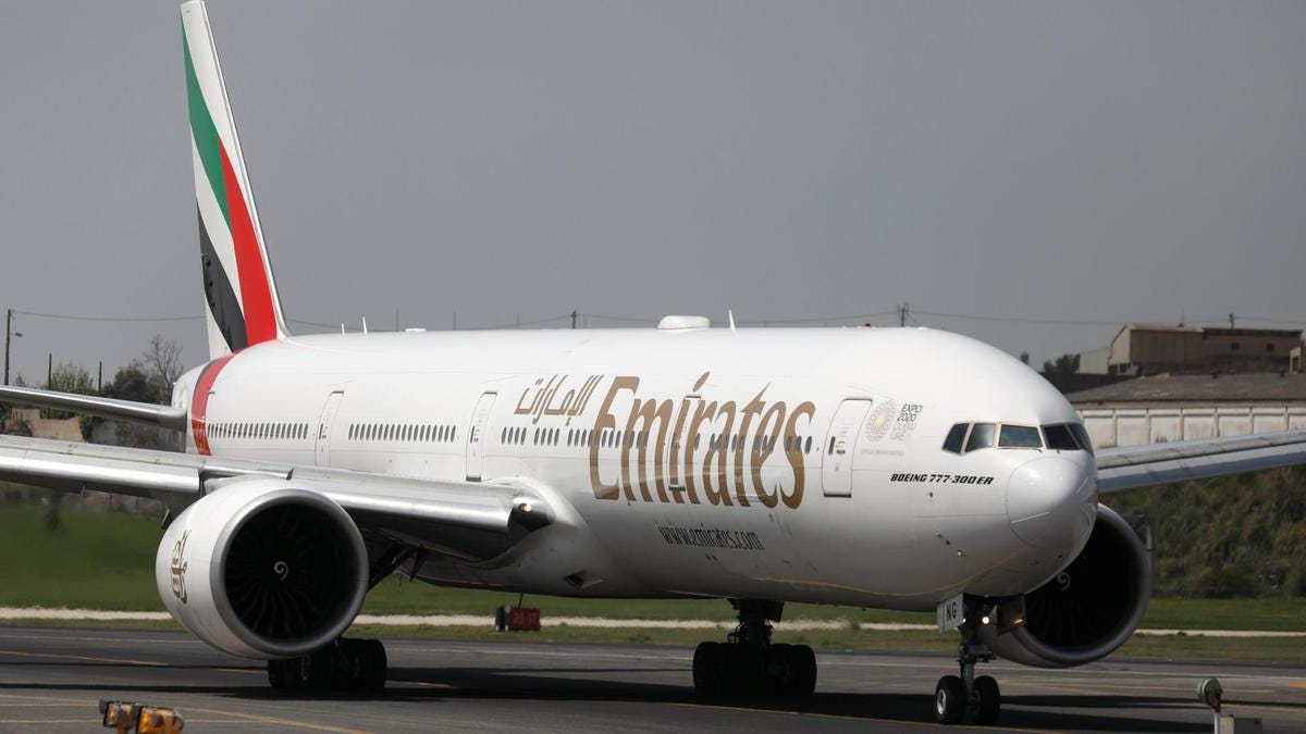 Fly emirates boeing 777