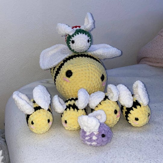 7yardz-crochet-bee-plushie-keychain-1