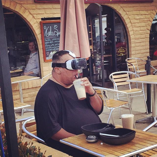 Man met VR bril en milkshake