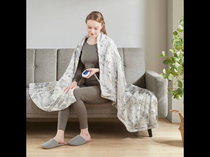 beautyrest-natural-marble-zuri-oversized-faux-fur-heated-throw-1