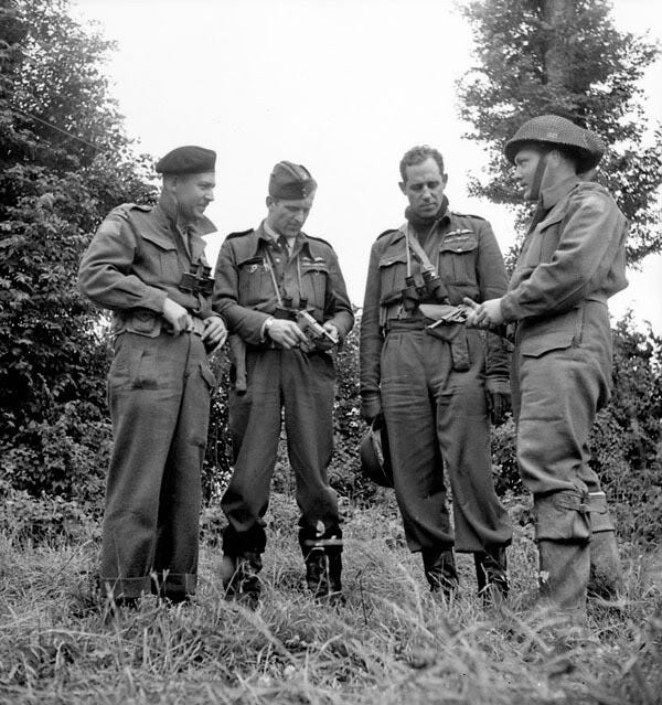 captured_P38pistols_being_examined_by_British_soldiers_in_WWII