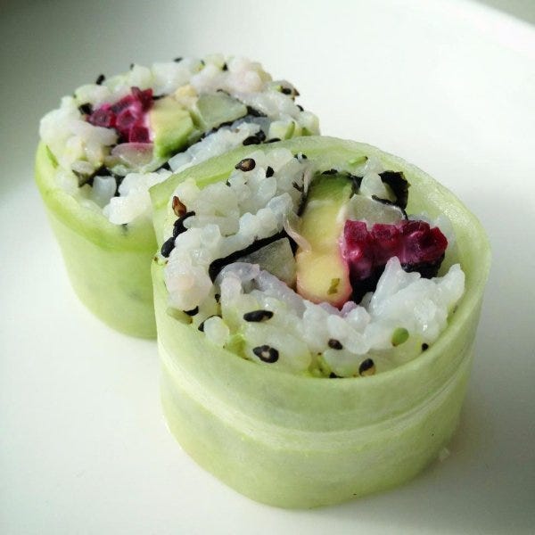 Vegetarische sushi met komkommer, avocado, rode biet, lenteui, zwarte & groene sesam en Japanse mayonaise