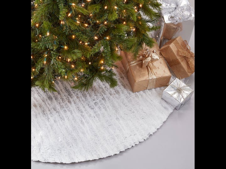 saro-2323-s60r-foil-print-faux-fur-christmas-tree-skirt-silver-1