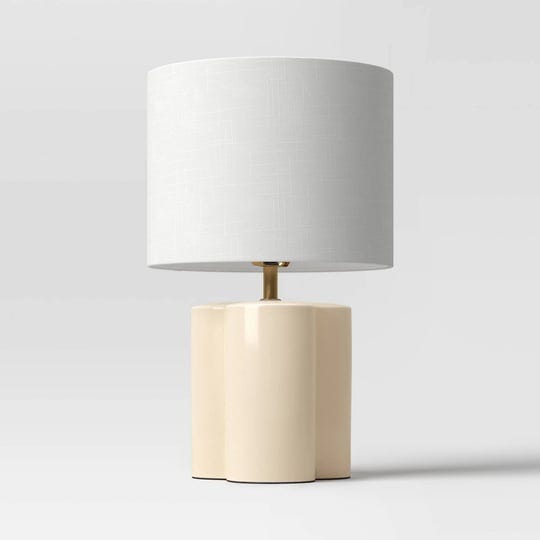 modern-clover-table-lamp-cream-threshold-1