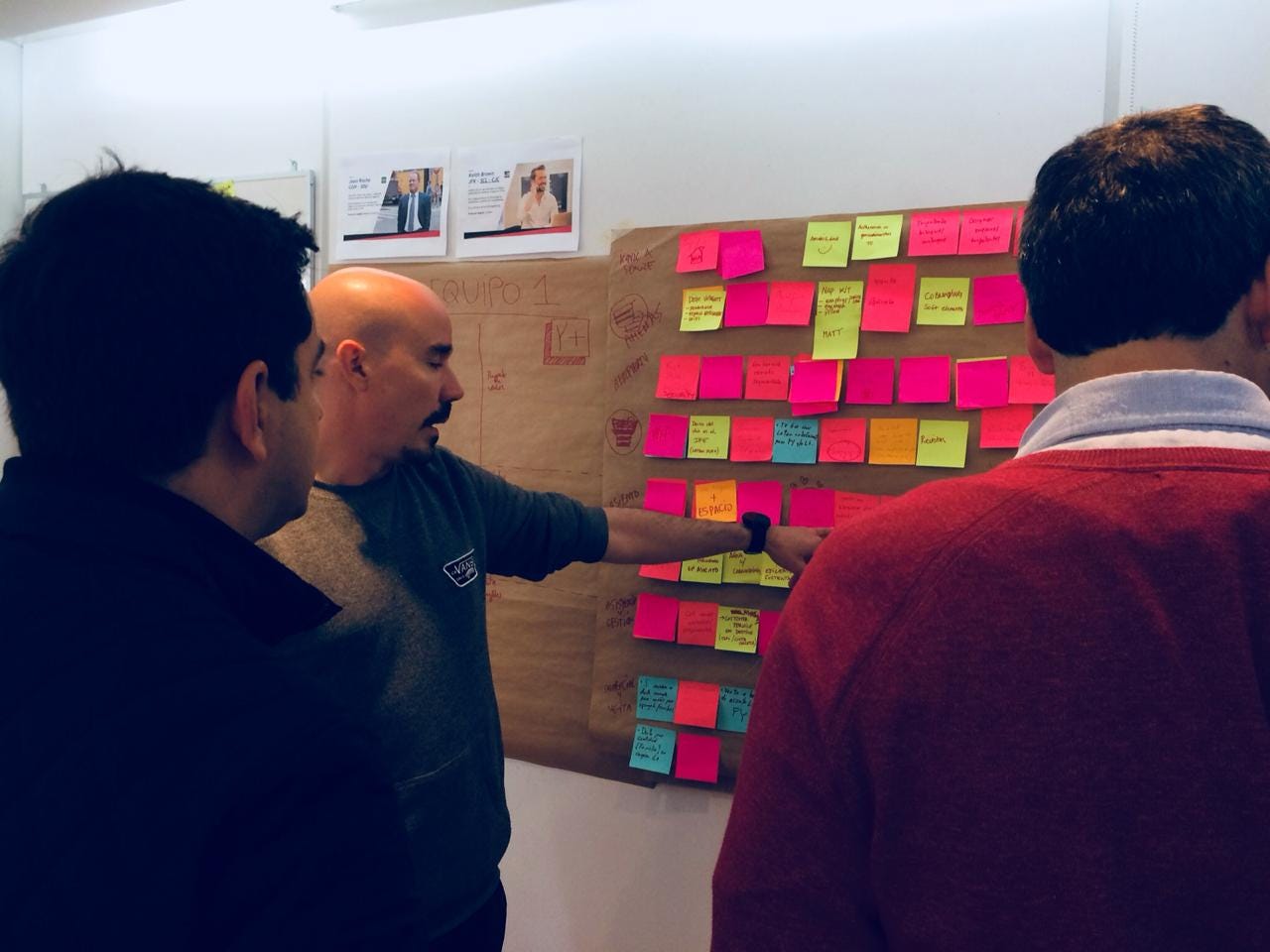 Diseñadores en un workshop de ideación