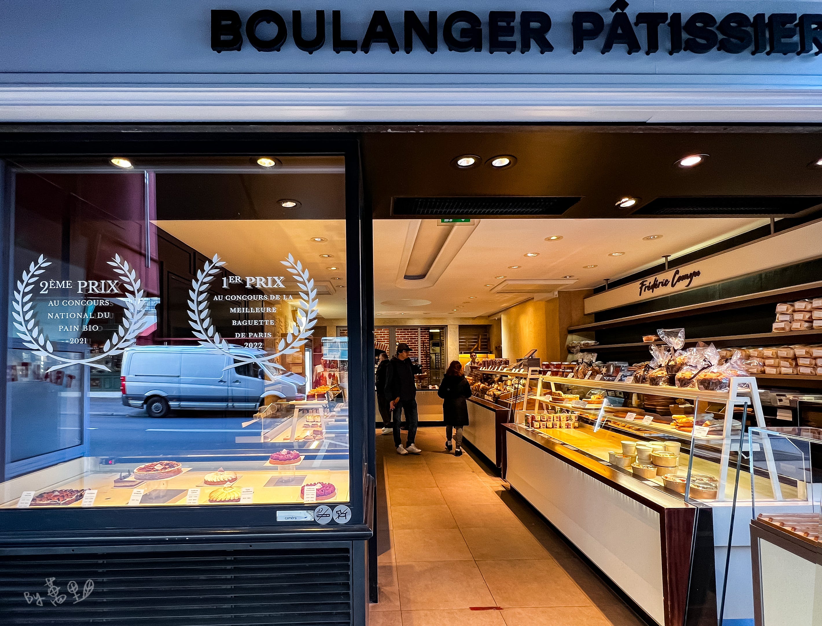 招牌寫着 Boulangerie-Pâtisserie，即是麵包糕點兩邊都是主力。另外，玻璃門上貼有麵包大賽得奬的白色標誌，標明這家店於 2022年得最佳法棍第一名，2021年最佳有機麵包第二名