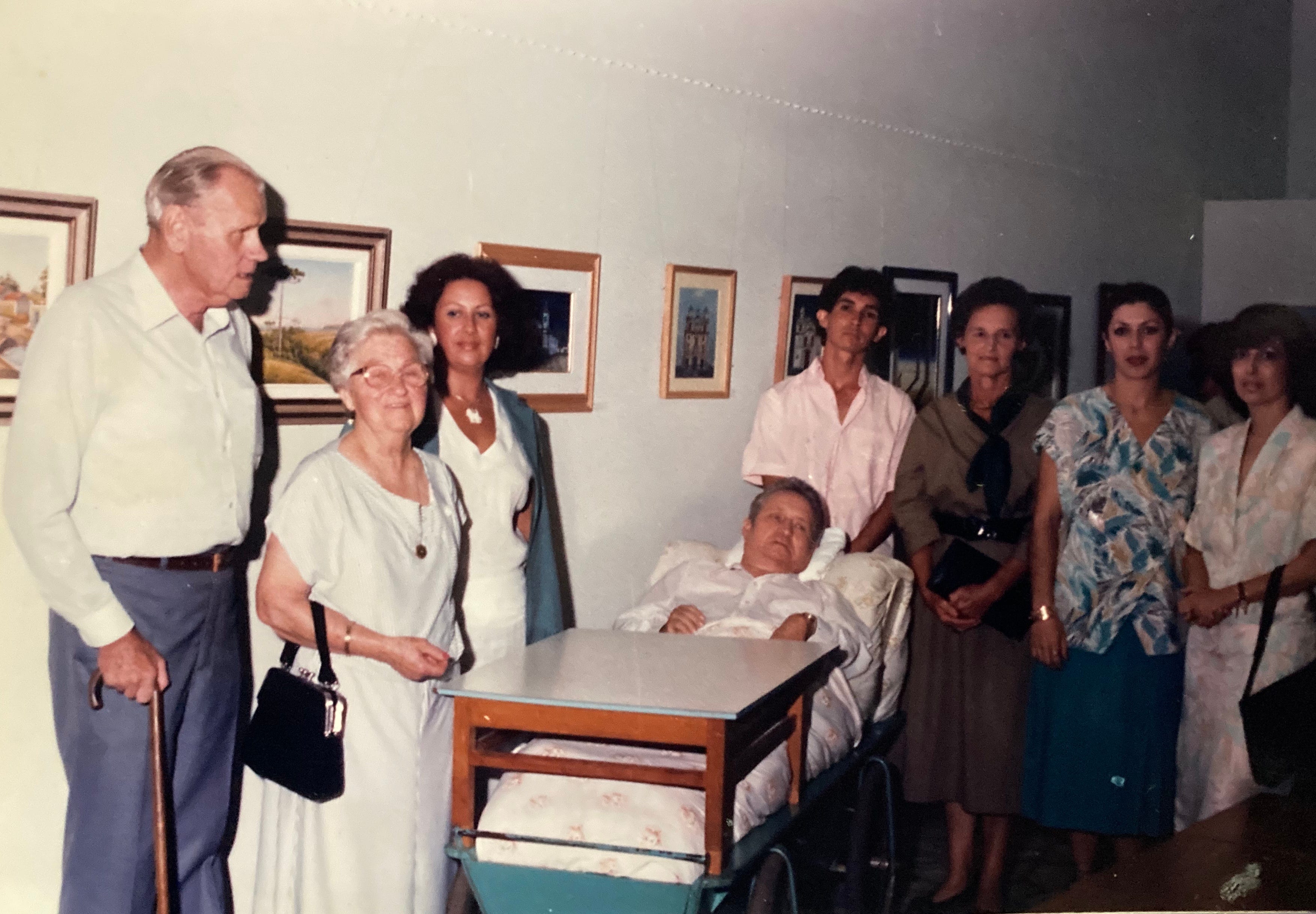 2ª Coletiva de Pintores Ponta-grossenses, 1985.Jacobus é o primeiro à esquerda, de bengala.