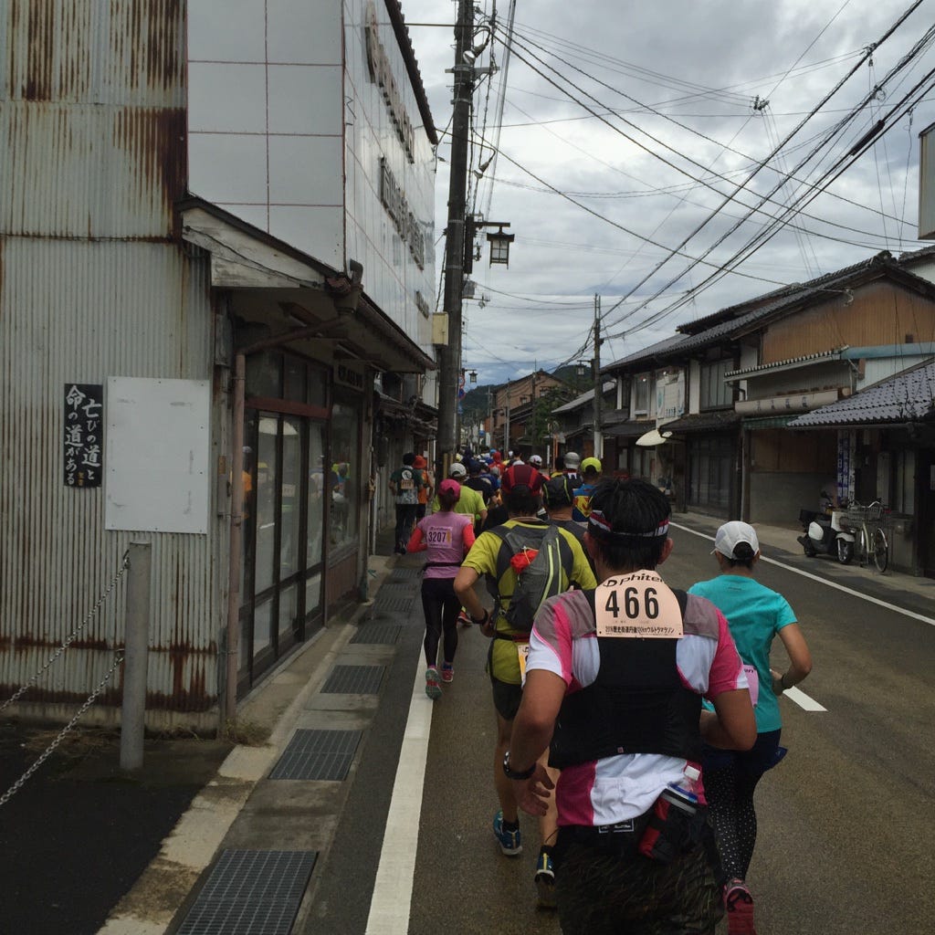 町並みを走る