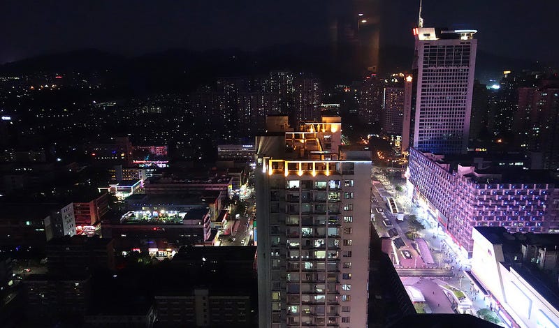 Huaqiangbei at night as seen from Huaqiang Plaza Hotel. Inside the market, shop keepers are busy restocking their inventory after a long day of tranding. Image: Peter Bihr (CC by-nc-sa)