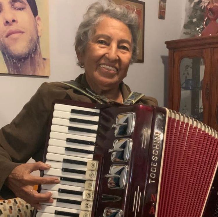 Minha mãe, Natércia Derze (80 anos), minha primeira professora de música, 2022.