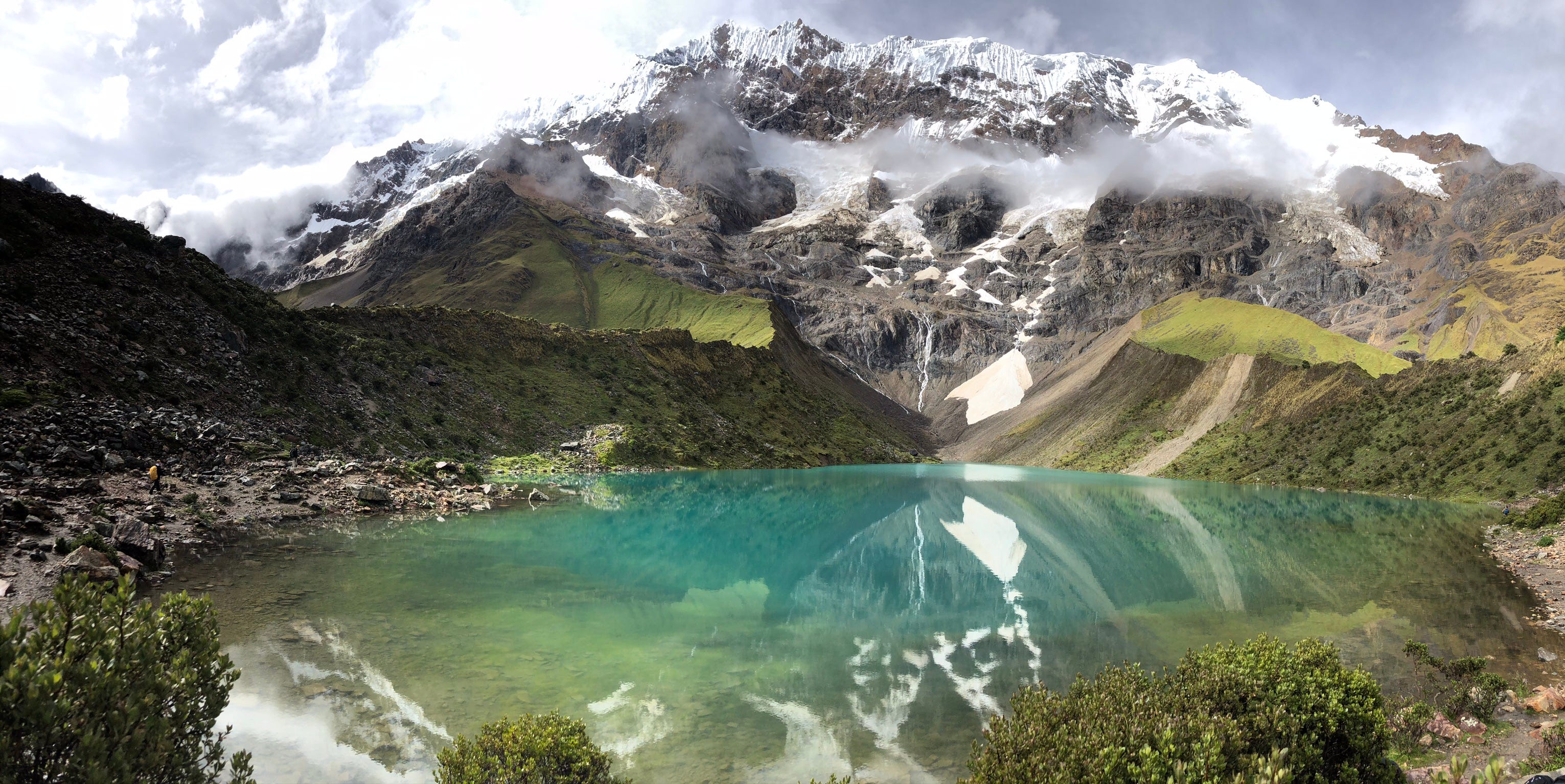 Lake Humantay, turquoise water, snowy peaks. Waouuu.