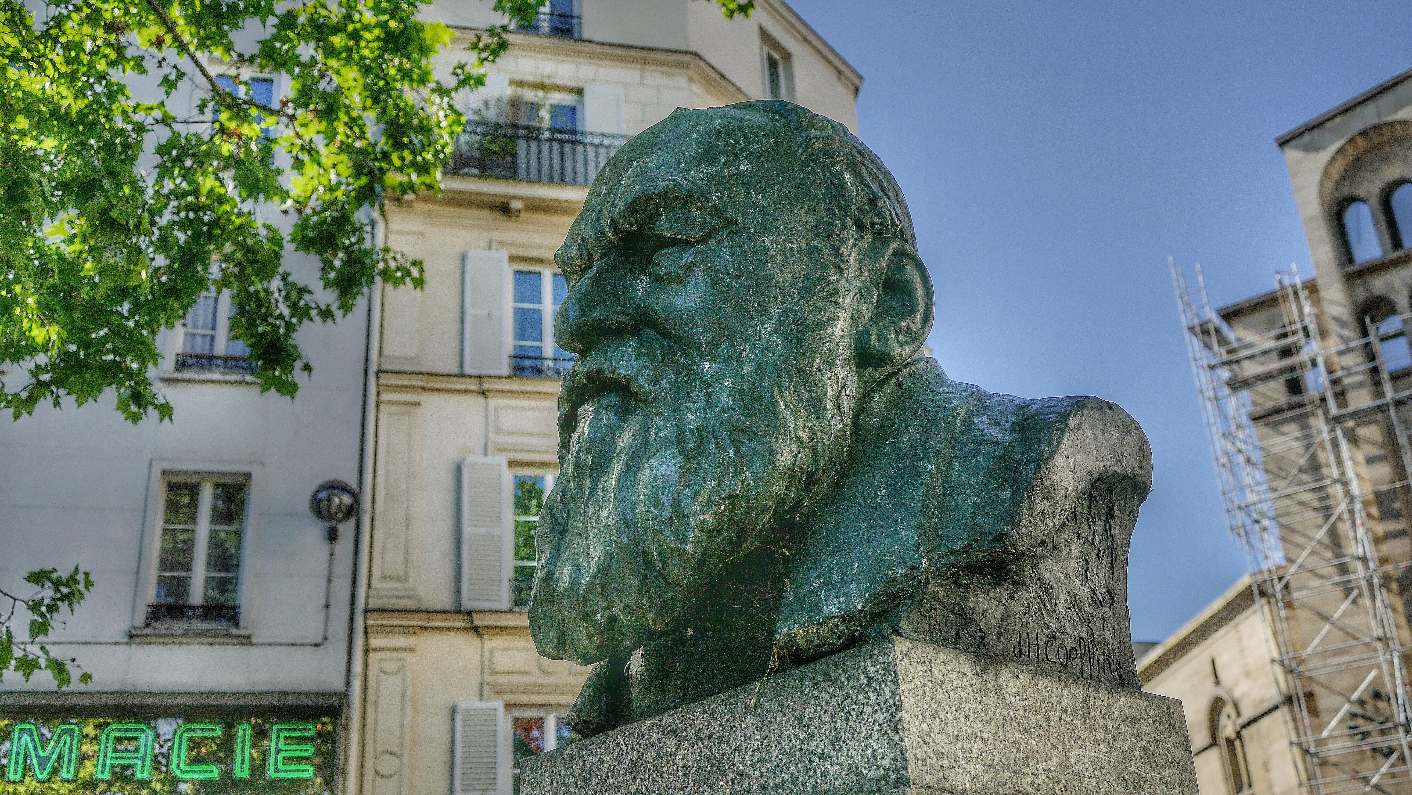 Statue de Tristan BERNARD