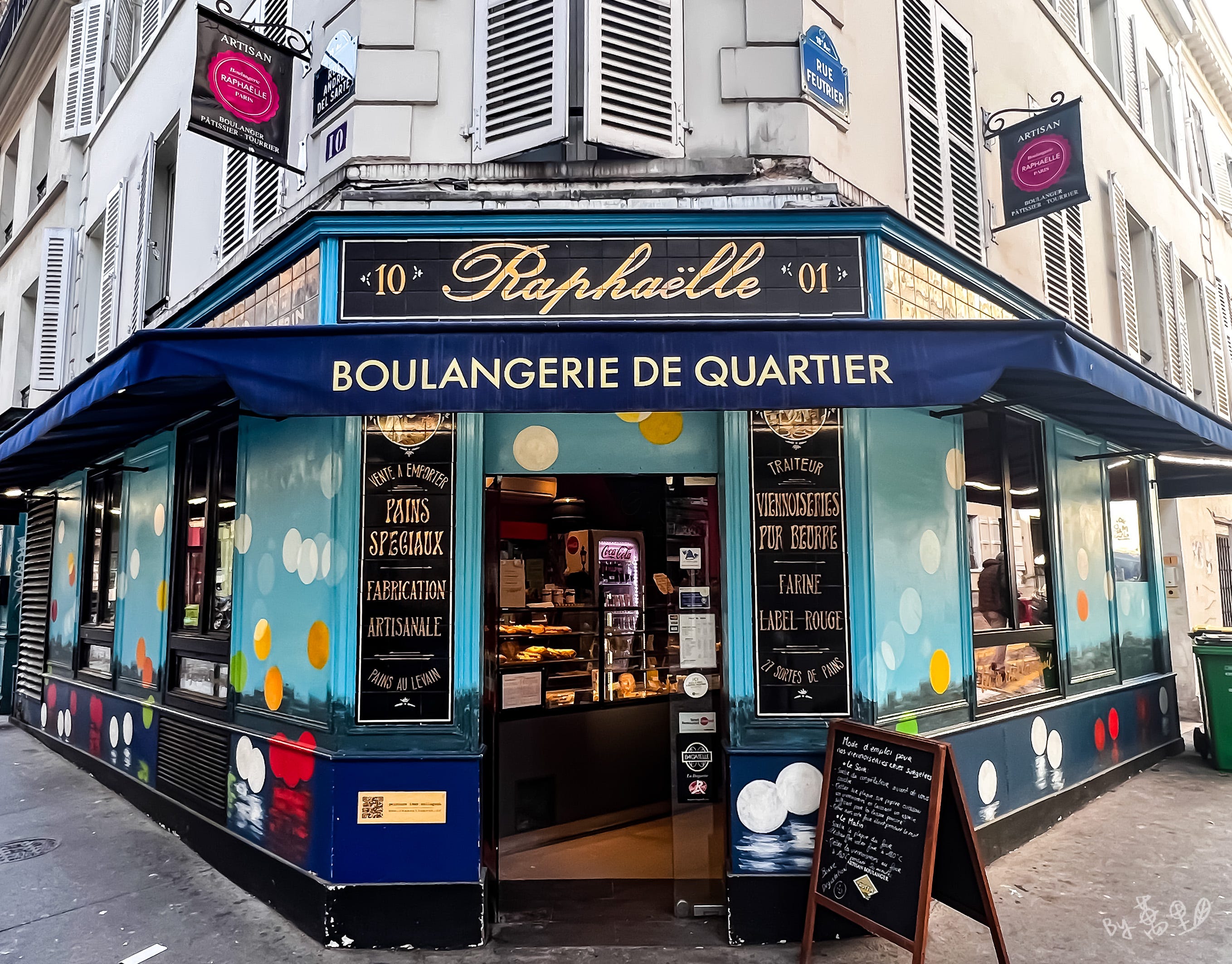 Boulangerie Raphaelle，Paul Hollywood 於 2016 年訪問時，店的外牆是紅色的，現在已經從新上漆，變成鮮明的粉藍。