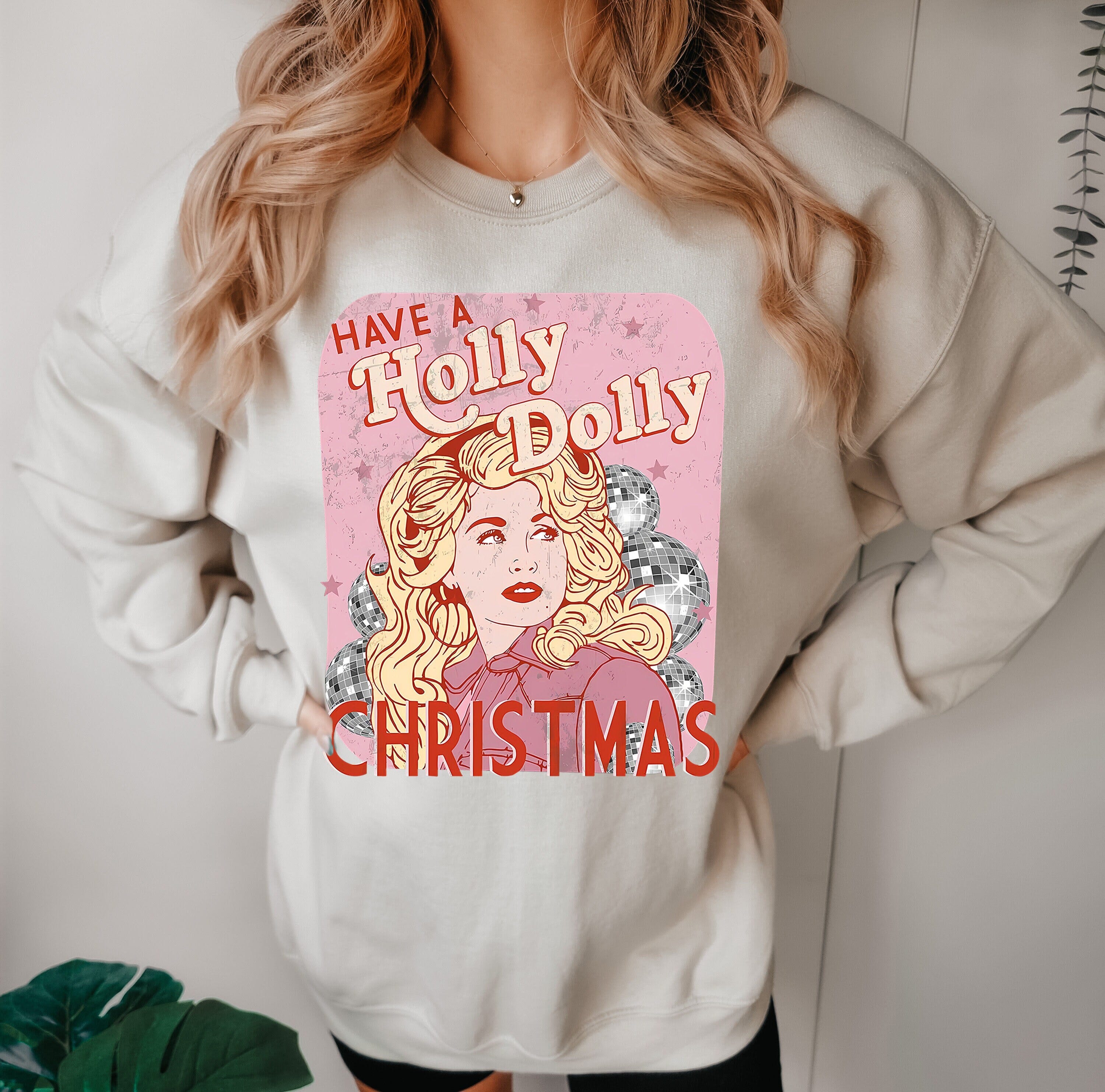 Holly Dolly Retro Sweatshirt - Christmas Western Xmas Shirt with Dolly Parton Theme