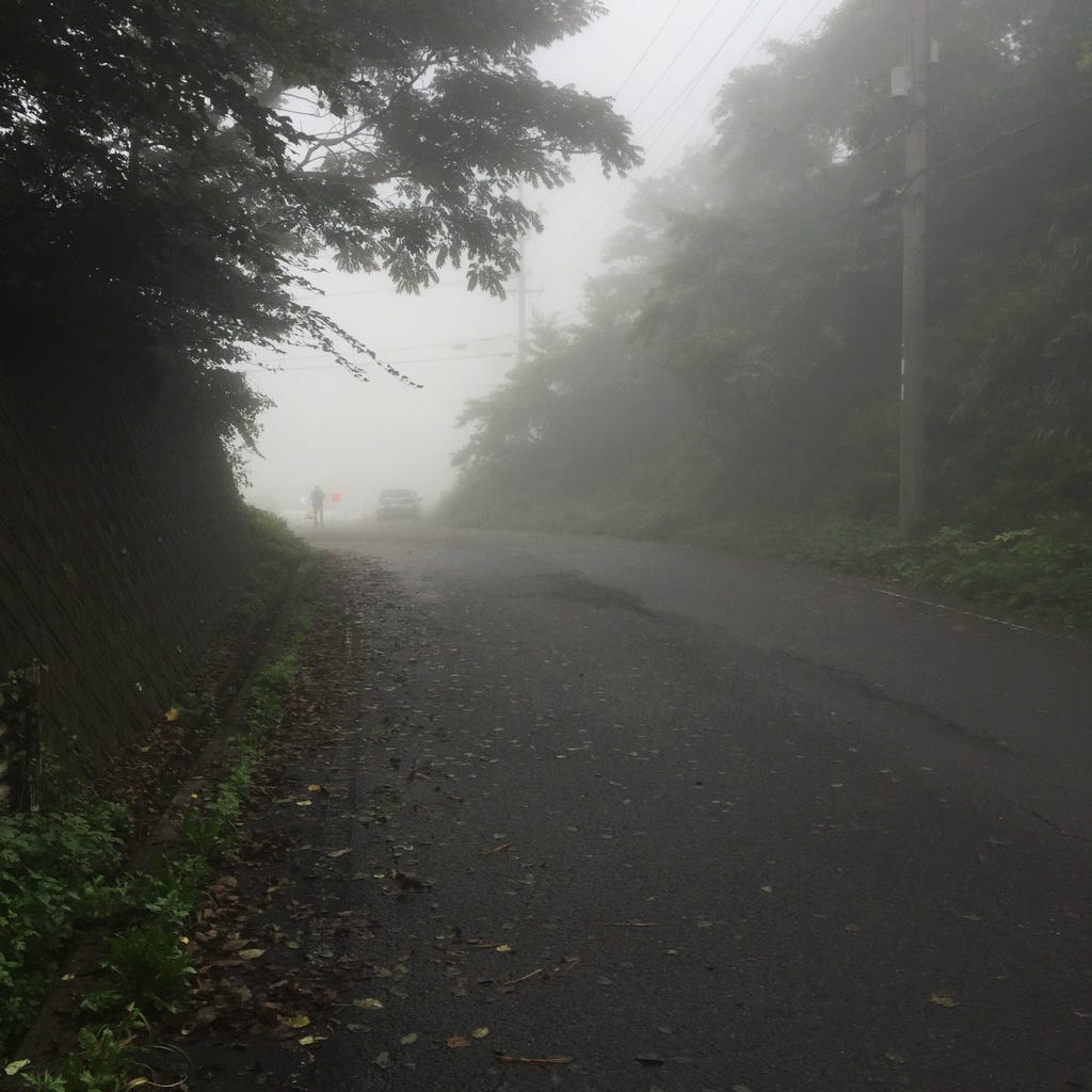 霧が立ち込める碇高原手前