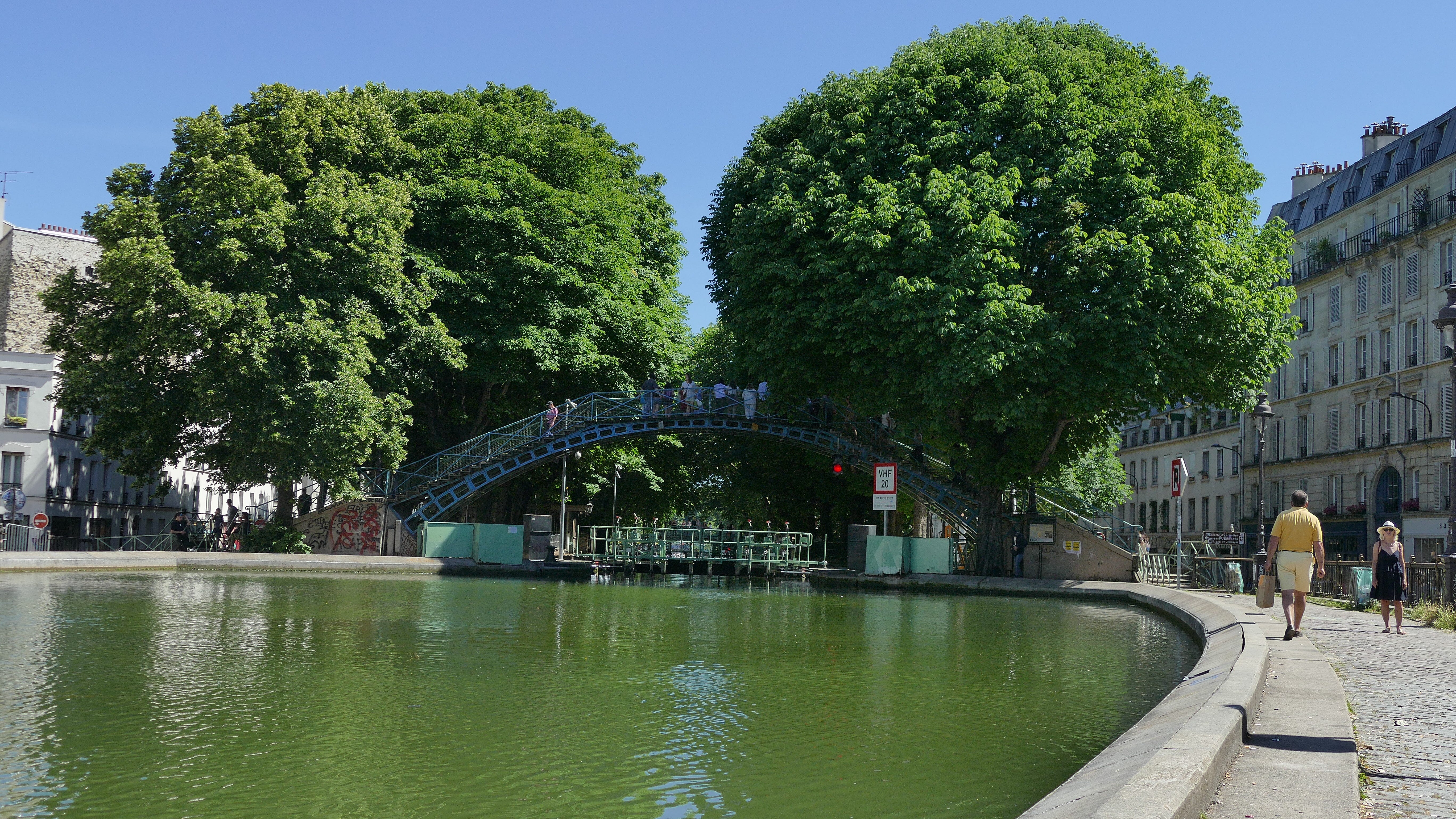 La porte de l'écluse de la passerelle du Quai de Valmy 