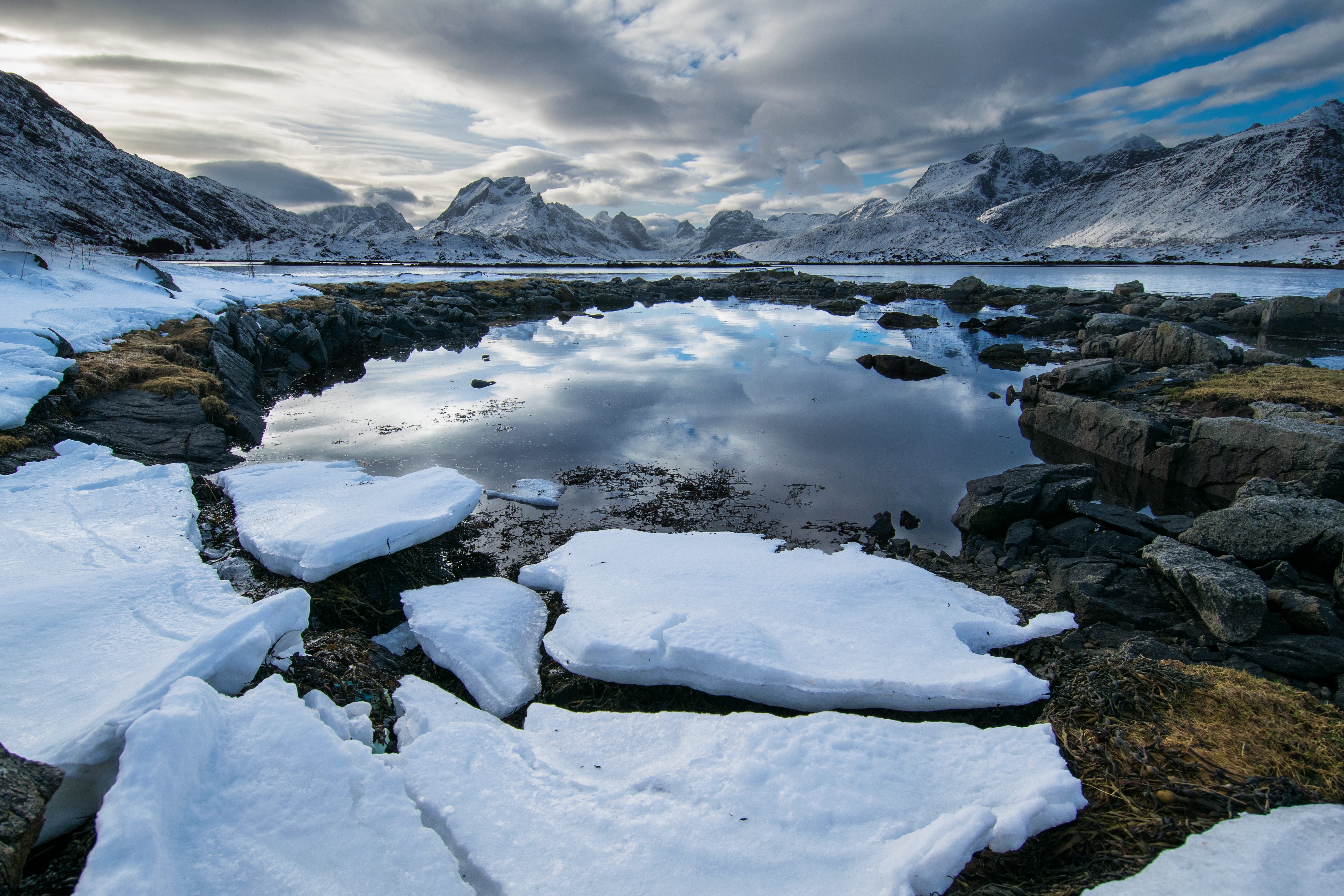 Ледниковые озера северной америки. Ледники Норвегии. Ледник Свартисен Норвегия. Ледяные фьорды Норвегии. Норвежские фьорды ледники.
