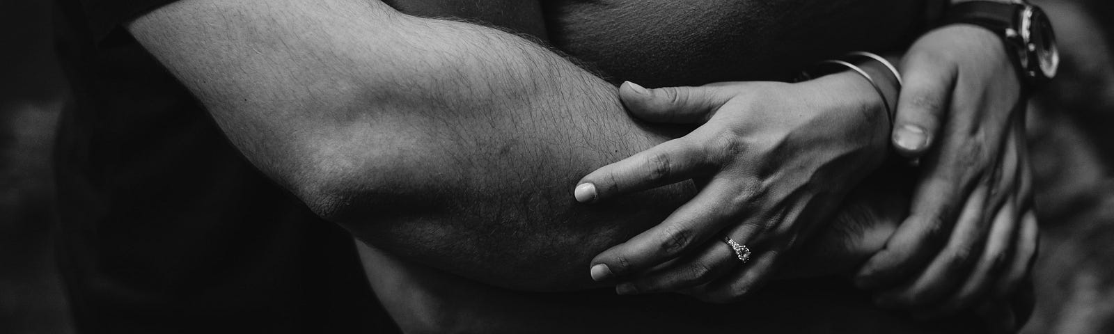 Поглаживание рук. Мужская рука. Погладить по спине. Гладить девушку по спине. Страсть спина.