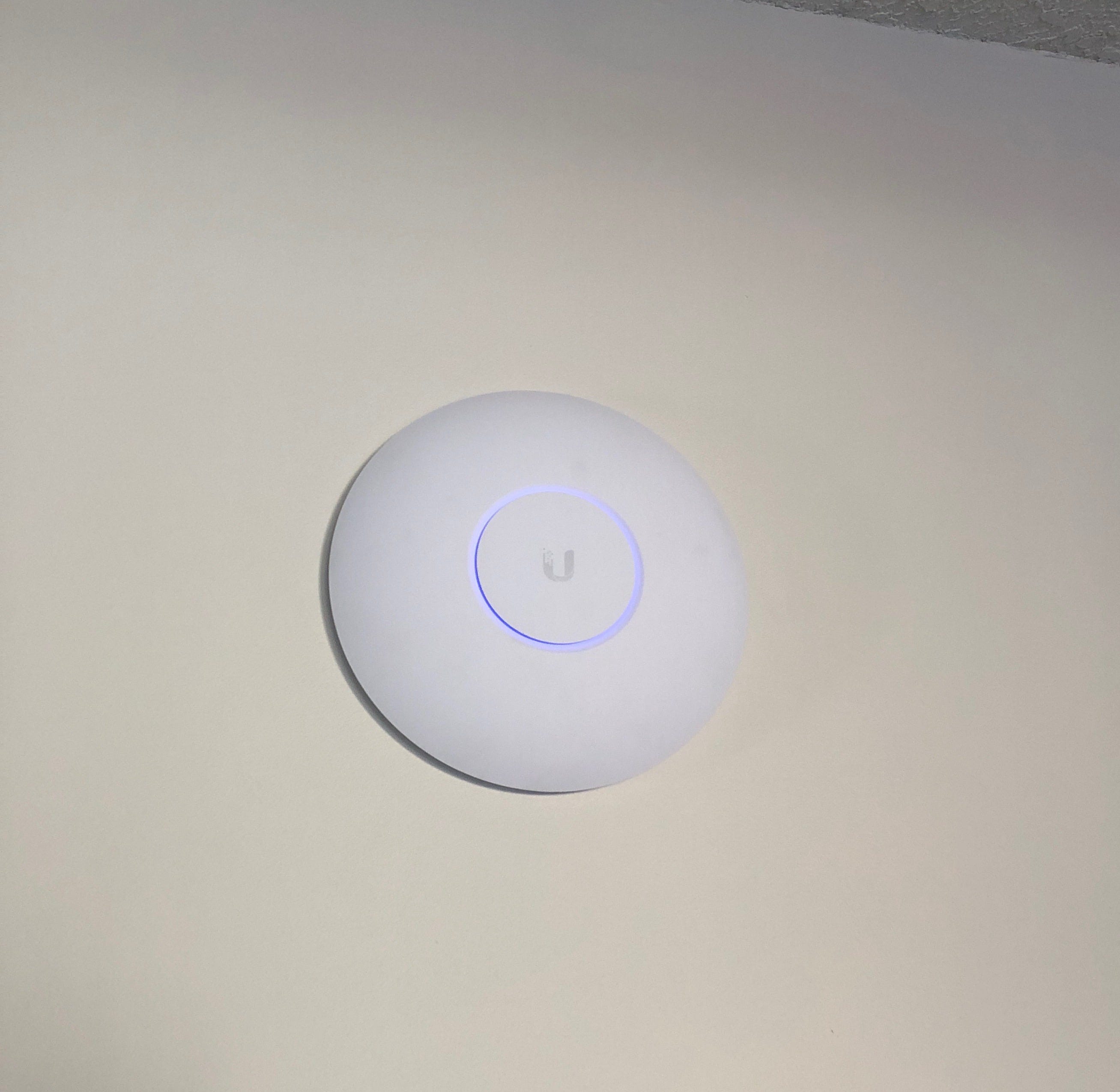 Беспроводная потеряна. Ubiquiti UNIFI AP AC В интерьере. UNIFI AP AC Pro на потолке. UNIFI AP AC Pro в интерьере. Ubiquiti UNIFI на потолке.